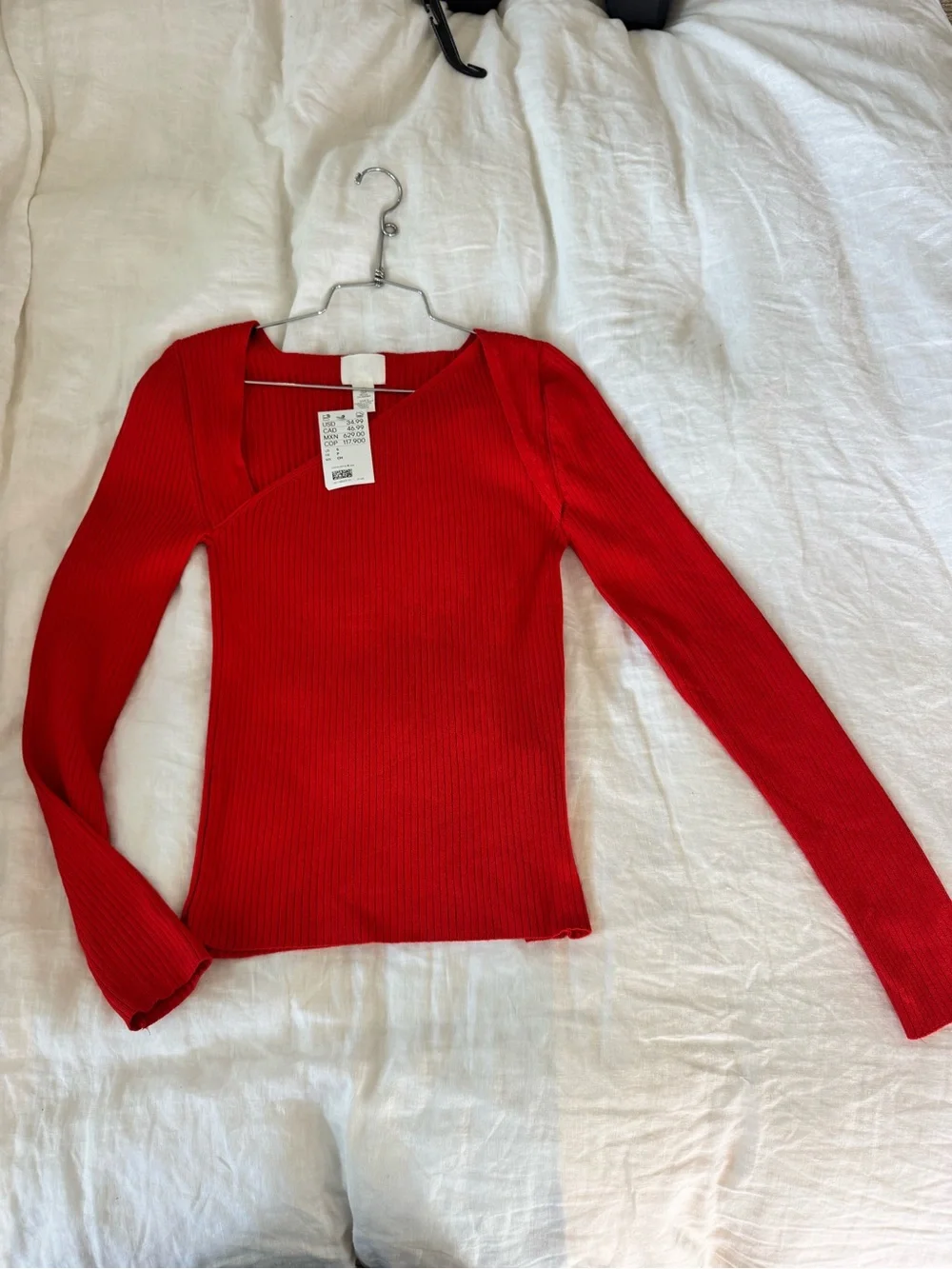 Red Ribbed V-Neck Women's Sweater H & M. NWT.    Size Small